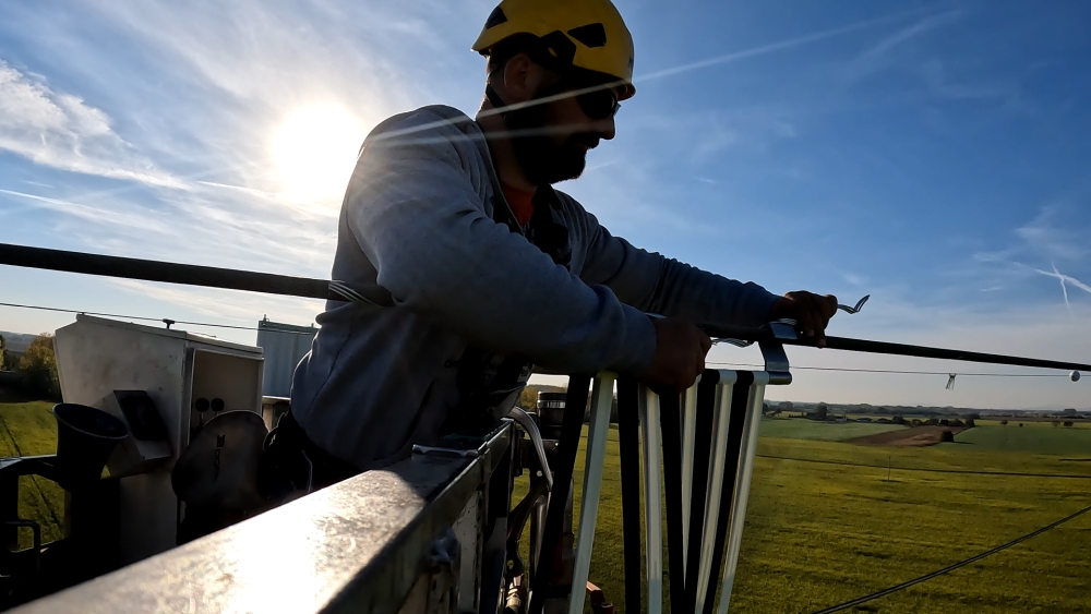 NEW BIRD FLIGHT DIVERTERS ARE BEING INSTALLED ON RISKY SECTIONS OF TRANSMISSION LINES AROUND THE DANUBE