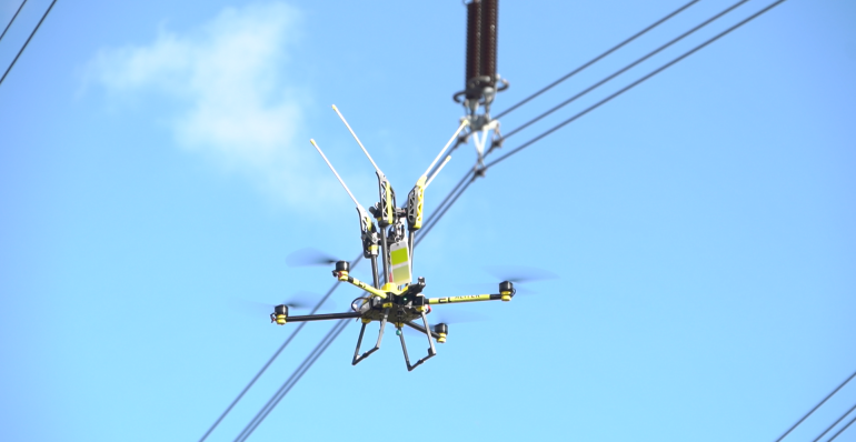  ŠPECIÁLNY DRON POMÁHA CHRÁNIŤ VTÁKY PRED NÁRAZMI DO PRENOSOVÝCH VEDENÍ